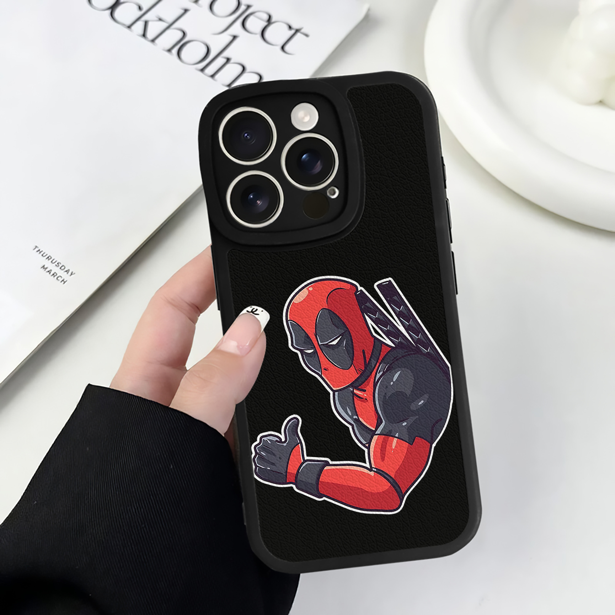 （画像用） Deadpool デッドプール 【iPhone 16シリーズ対応】シリコンスマホケース（レザー調） 材質：シリコン